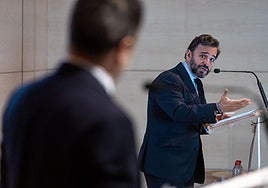 El presidente de la Cámara de Cuentas de Andalucía durante su intervención en el desayuno informativo.