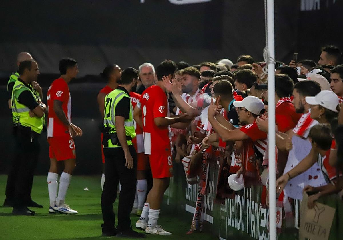 Los rojiblancos piden perdón a la afición tras caer en Elda, en la primera vuelta.