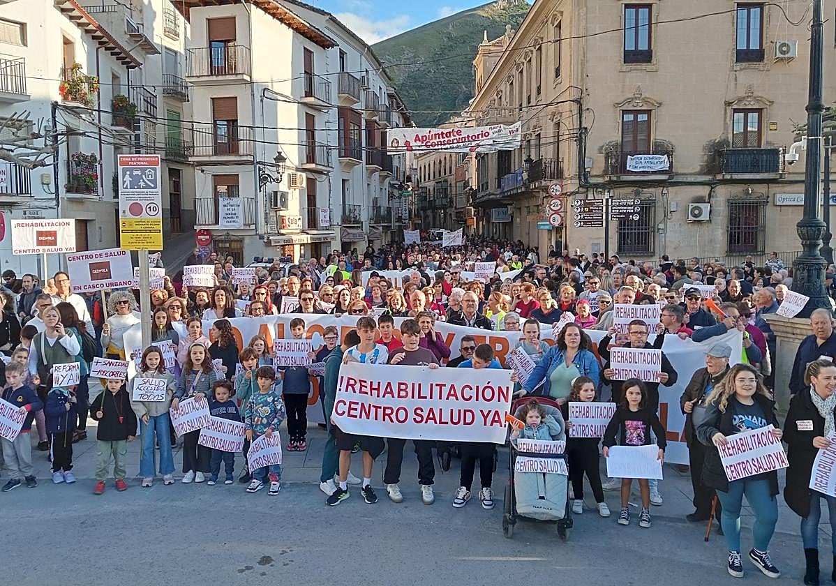 Cazorla se manifiesta de forma masiva contra el cierre de su centro de ...