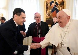 El presidente de la Junta, Juanma Moreno, con el Papa Francisco.