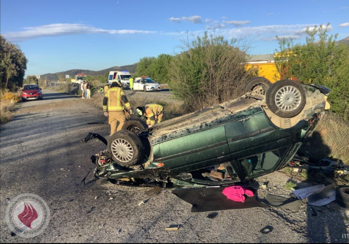 Una persona herida tras salirse de la a-92n y volcar su vehículo en un carril de servicio | ideal
