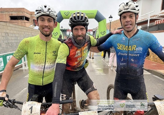 Los tres ciclistas del podio masculino en Salar.
