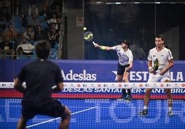 Mike Yanguas devuelve una bola en el circuito mundial.