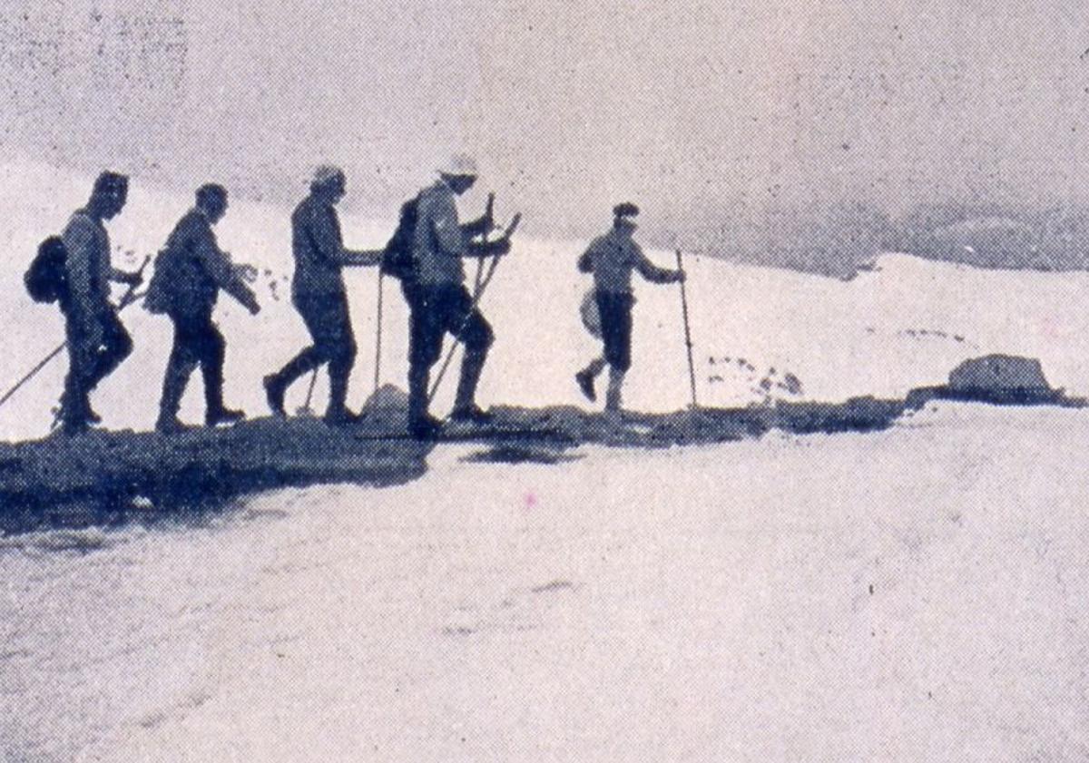 Imagen principal - Las primeras fotografías de esquiadores en Sierra Nevada cumplen cien años