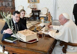El presidente de la Junta, Juanma Moreno, saluda al Papa Francisco durante su visita, con la rama de olivo de la Alhambra.