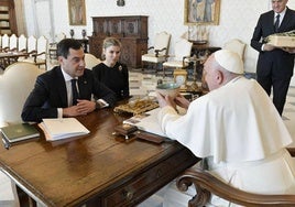 El Papa Francisco sujeta el cáliz hecho a mano por almerienses.