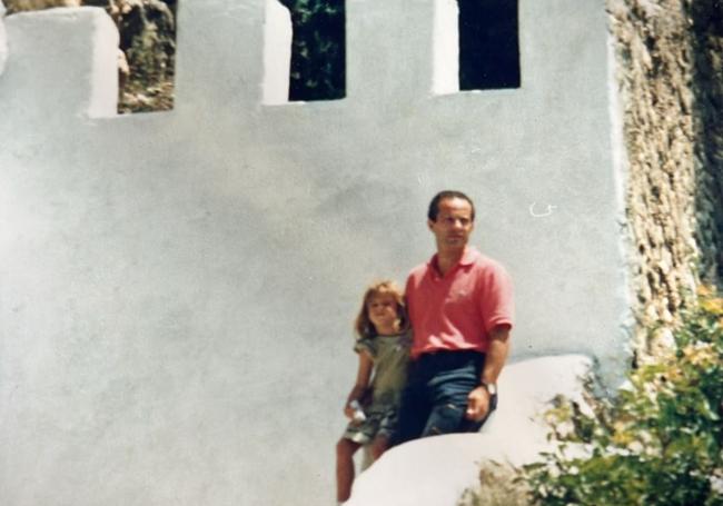 Padre e hija, en una imagen de la infancia de Andrea. R. I.