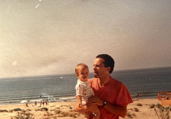 Álbum familiar. Andrea, cuando era tan solo una bebé, en brazos de su padre, en dos imágenes muy veraniegas.
