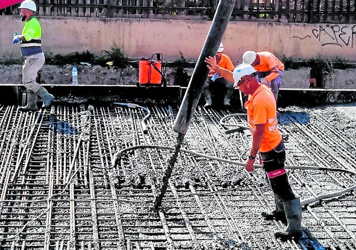 Imagen principal - Las obras del soterramiento de Almería allanan el nuevo paso junto al Estadio