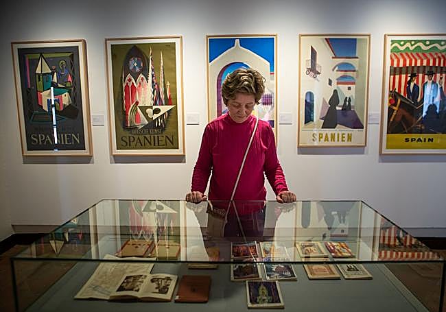 Las vitrinas muestran abudante material complentario