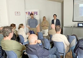 Los concejales visitan a los agentes que están en formación.