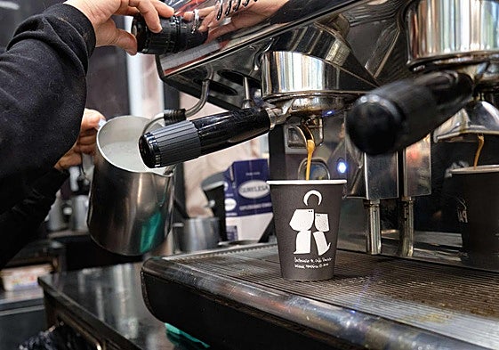 El detalle en el que hay que fijarse a la hora de pedir un café con leche en una cafetería para evitar problemas de salud