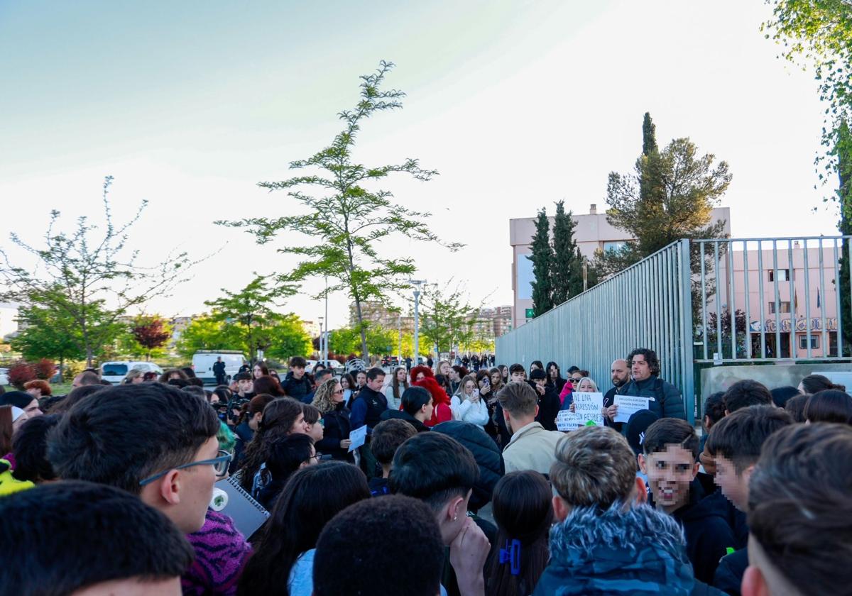 Expulsados tres alumnos por acosar a otros dos en un instituto de granada | ideal