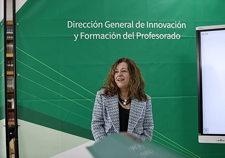 María del Carmen Castillo asiste al inicio de la dotación de Aulas Digitales Interactivas (ADIs) a centros educativos andaluces