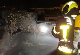 Un bombero sofoca un incendio en una terraza de una vivienda de Cádiz