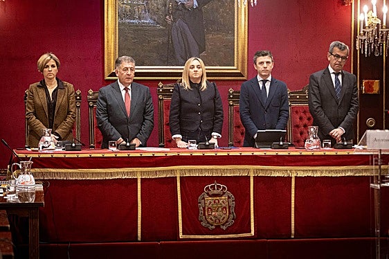 El Defensor de la Ciudadanía de Granada, Manuel Martín, junto a la alcaldesa de Granada, Marifrán Carazo, antes de comenzar el pleno de este martes.
