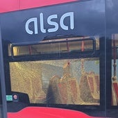 Estado en el que quedó la luna del bus apedreado en Parque Nueva Granada.