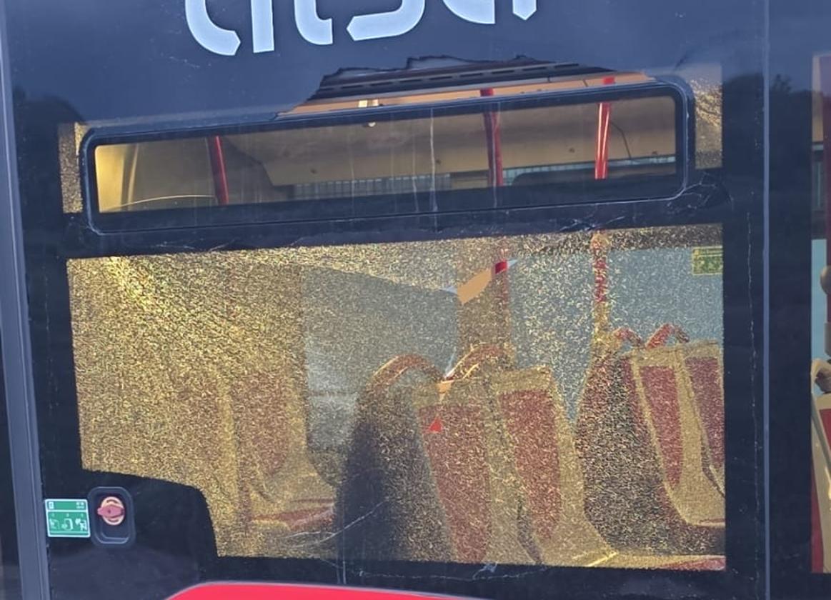 Revientan de una pedrada una luna de la línea 5 del bus urbano de granada | ideal