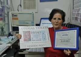 Violeta Amate en su administración de lotería de Vélez de Benaudalla.