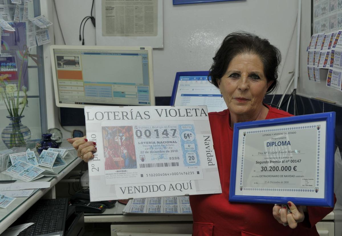 Violeta Amate en su administración de lotería de Vélez de Benaudalla.