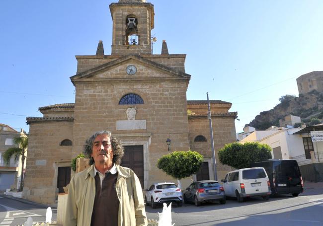Delante de la iglesia Juan Sánchez, gran amigo de don Francisco.