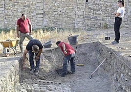 Trabajos de delimitación de la fosa en una imagen de archivo.