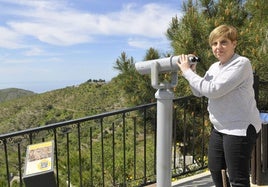Alcaldesa de Sorvilán, María Pilar Sánchez Sabio, junto al telescopio que han instalado en un mirador.