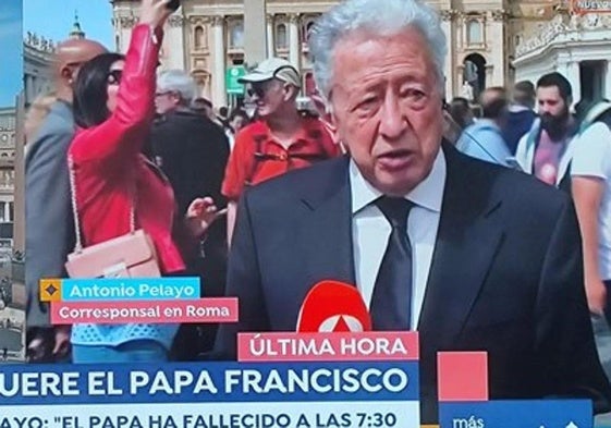 Imagen de Antonio Pelayo durante la conexión en la que anunció el fallecimiento del Papa Francisco.