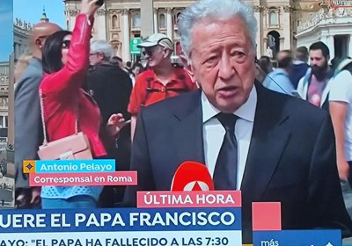 Imagen de Antonio Pelayo durante la conexión en la que anunció el fallecimiento del Papa Francisco.