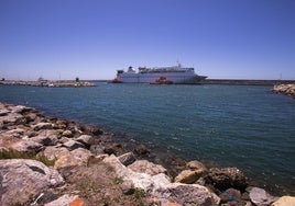 El ferry Volcán de Timanfaya cubre la línea entre Motril y Melilla.