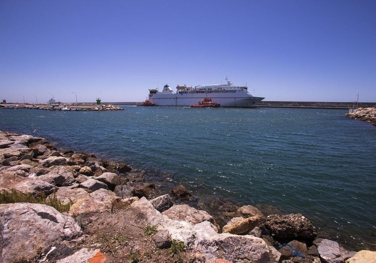 El puerto de Motril alega que los horarios y días de los ferris los eligió Melilla en enero