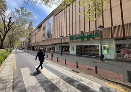 El Corte Inglés de la Carrera de la Virgen, en el centro, es la única gran superficie que podrá abrir los domingos a partir de ahora.
