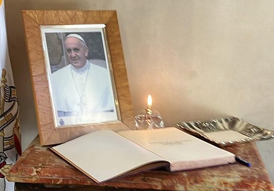 Libro de condolencias por la muerte del Papa.