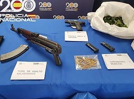 Imagen de las armas y las drogas intervenidas en la última macro redada en las Tres Mil Viviendas