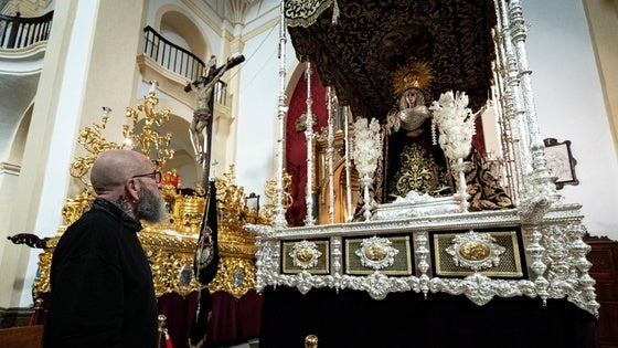 Andrés Martínez, albacea de la Hermandad de los Escolapios, observa a María Santísima del Mayor Dolor, a la que le robaron las joyas.