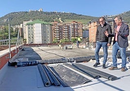 José Manuel Higueras y Javier Padorno visitan las cubiertas de la UPM.