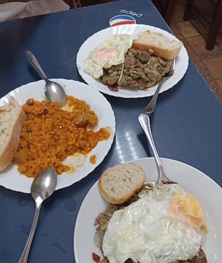 Imagen secundaria 2 - El bar de pueblo de Granada que enamora con sus tapas XXL: «Hay que vender barato»