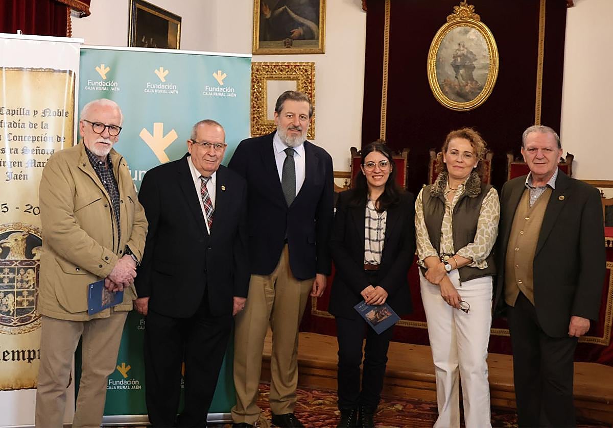 Imagen principal - En la imagen superior, de izquierda a derecha: Agustín Quílez, Fernando Casado, Luis Jesús García-Lomas, Olga Cano, Pilar Rodrigo y Emilio Ortega. Abajo, detalles de dos cuadros.