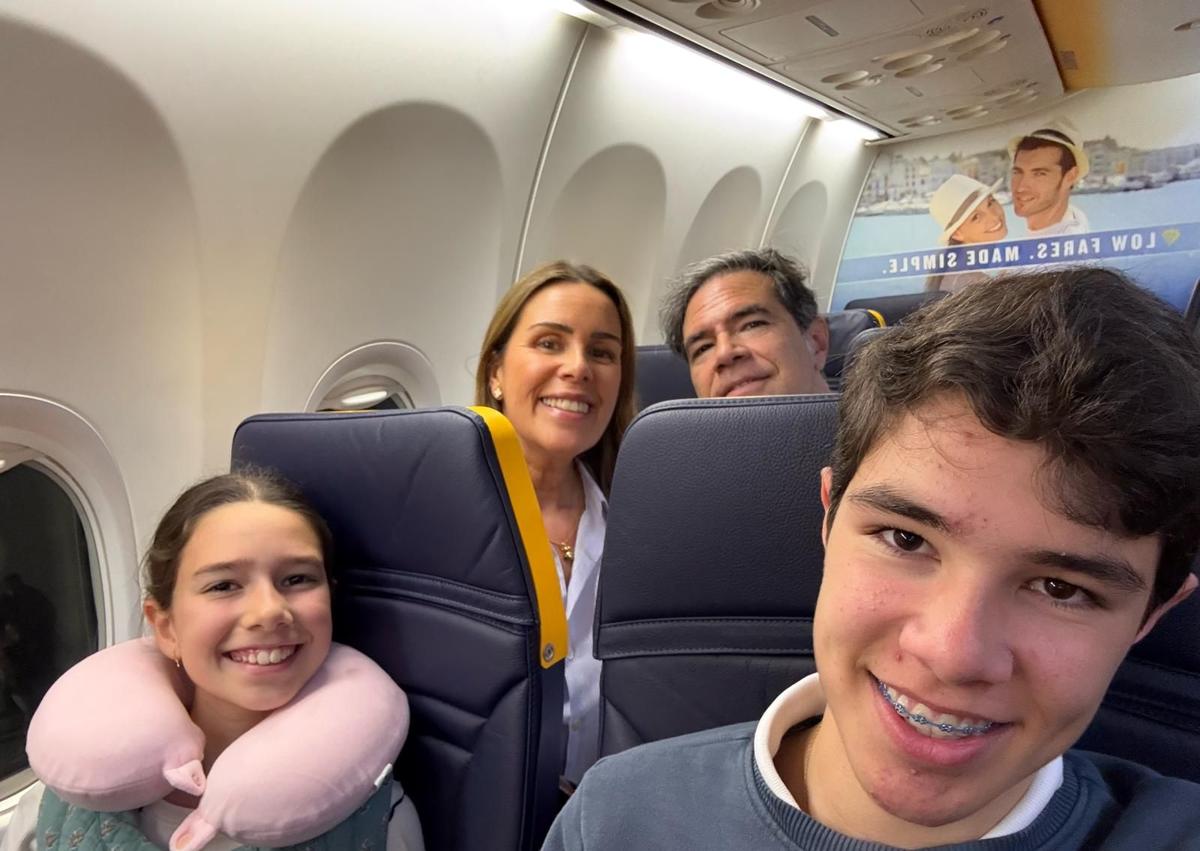 Imagen secundaria 1 - Madre e hija, Asun y Marta, ya en el interior de la basílica de San Pedro. Se desplazaron a Málaga para tomar un avión a Roma y llegar lo antes posible al Vaticano. Los controles de acceso y la seguridad en todo el Vaticano hacen que se tarde cinco horas en llegar hasta Francisco. 