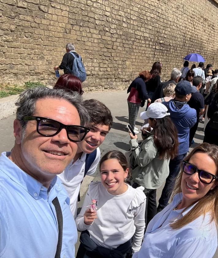Imagen secundaria 2 - Madre e hija, Asun y Marta, ya en el interior de la basílica de San Pedro. Se desplazaron a Málaga para tomar un avión a Roma y llegar lo antes posible al Vaticano. Los controles de acceso y la seguridad en todo el Vaticano hacen que se tarde cinco horas en llegar hasta Francisco. 