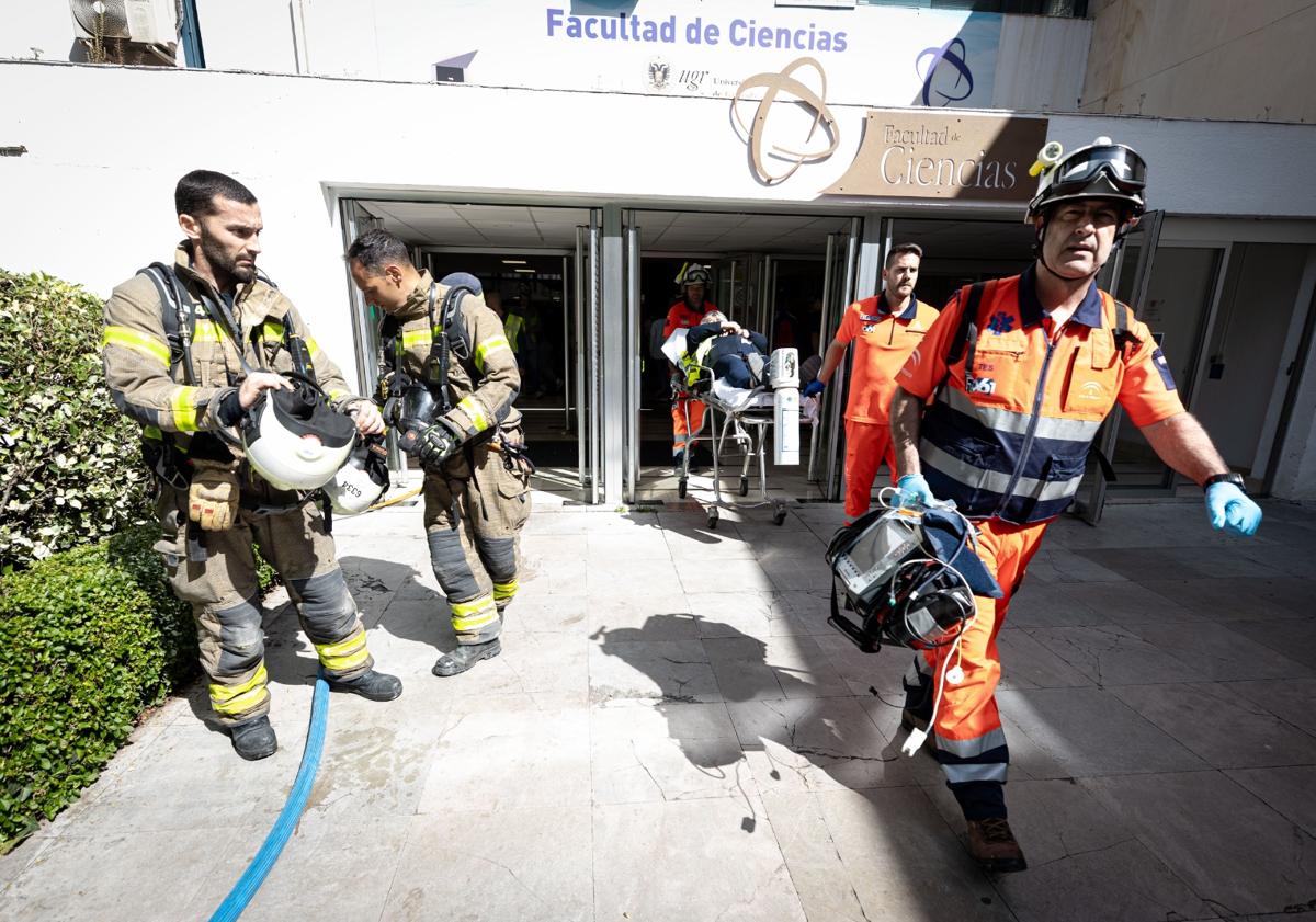 Imagen principal - Un incendio, un derrame de ácido y varios heridos en la Facultad de Ciencias de Granada