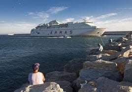El ferry Volcán de Timanfaya realiza la línea entre Melilla y Motril.