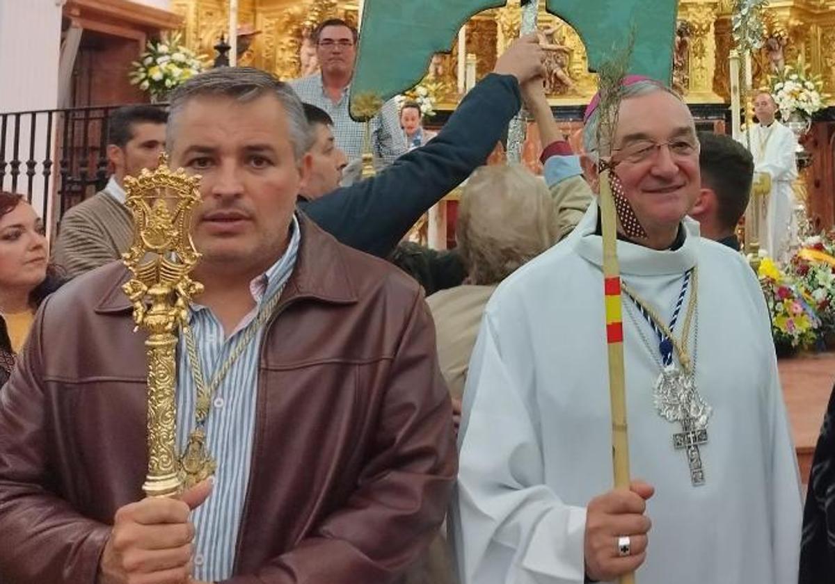 Carlos Salvador junto al obispo Antonio Gómez.