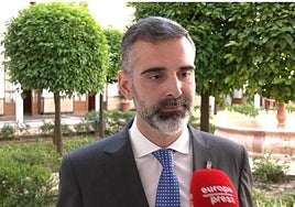 El consejero de Agricultura, Ramón Fernández-Pacheco, atendiendo a la prensa.