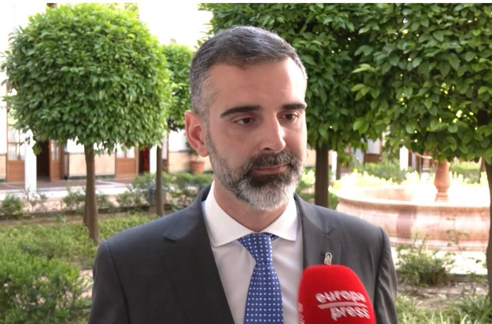 El consejero de Agricultura, Ramón Fernández-Pacheco, atendiendo a la prensa.