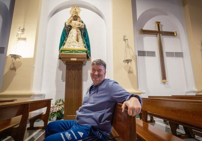 Ernesto Barbero, junto a la Virgen de la Esperanza de Almuñécar.
