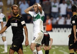 David Generelo se echa las manos a la cabeza en el partido contra el Granada.