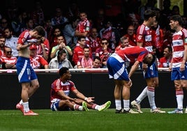 Los futbolistas del Granada lamentan el primer gol del Cartagena.