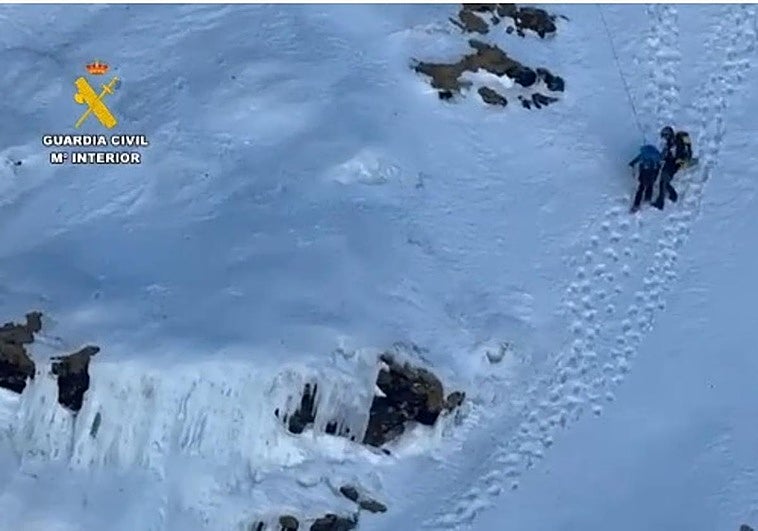 Complejo rescae del GREIM y el helicóptero de la Guardia Civil a tres montañeros en Granada.