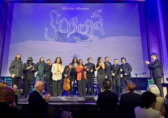Los artistas que interpretaron el palo sin prisa la Sosegá, con Toni Aguilar, el presentador, anoche en los Cines Callao de Madrid.